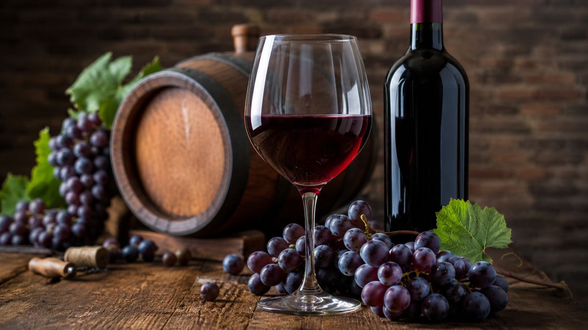 Wino gronowe czerwone – czym jest i jak smakuje?